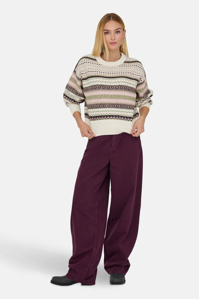 Sweat-shirt multicolore à col rond de ONLY, avec un motif fair isle et des manches longues, associé à un pantalon large.