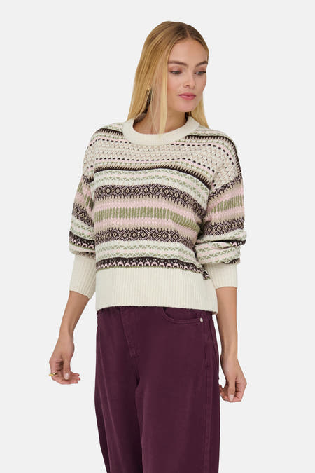 Multikleurige trui met ronde hals van ONLY, met een fair isle-patroon en gedragen met een bordeauxrode broek.
