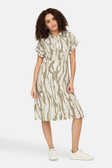 Kaki kleedje met korte mouwen van JDY, met een abstract zebra patroon en knoopsluiting.
