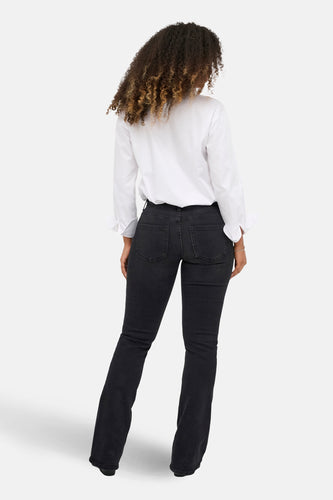 Zwarte flared jeans van ONLY, met lange pijpen en achterzakken.
