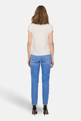 Wit T-shirt met korte mouwen van ONLY, achterkant gezien, gecombineerd met blauwe jeans en zwarte pumps.

