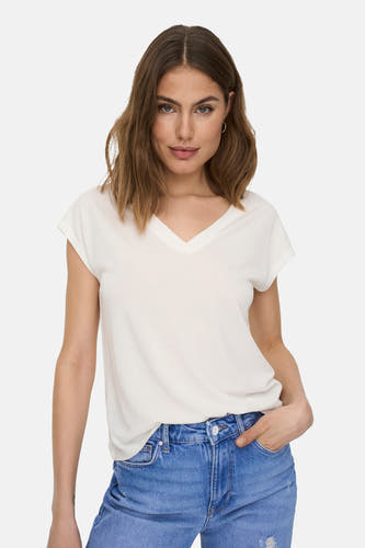 Wit T-shirt van ONLY, met korte mouwen, gecombineerd met een blauwe jeans.
