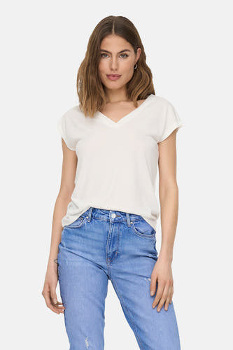 Wit T-shirt van ONLY, met korte mouwen, gecombineerd met een blauwe jeans.