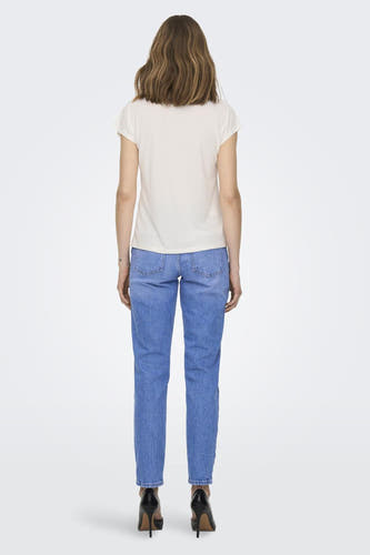 Wit T-shirt van ONLY, met korte mouwen, gecombineerd met blauwe jeans en zwarte hakken, achteraanzicht.