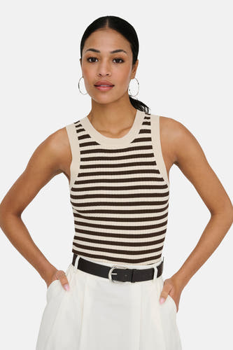 Crème-bruin gestreepte mouwloze top van JDY met ribbeltextuur, gestyled met een zwarte riem en witte broek.