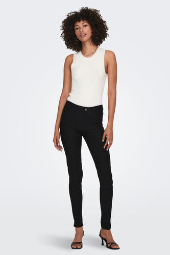 Wit mouwloos T-shirt van JDY, gedragen met zwarte jeans en zwarte hakken.