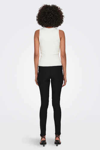 Wit mouwloos T-shirt van JDY, met een ribgebreide textuur, gecombineerd met een zwarte broek en hakken.