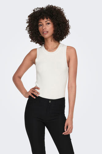 Mouwloze witte top van JDY, met een ribgebreide textuur en gecombineerd met een zwarte broek.
