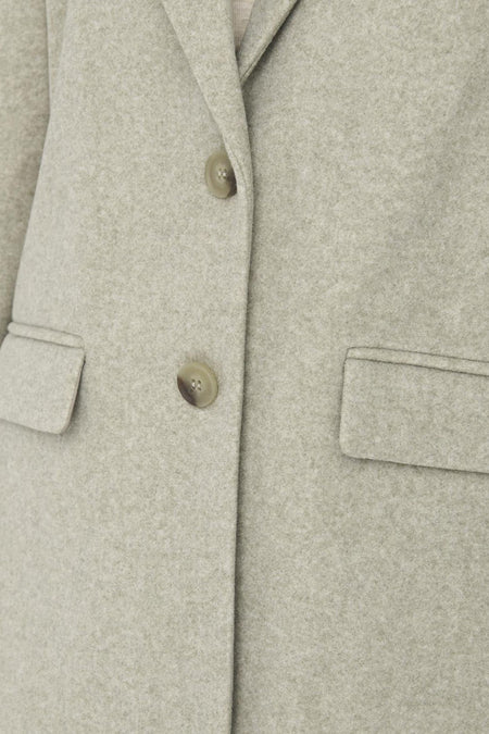 Beige korte jas van ONLY, met twee knopen en zakken.