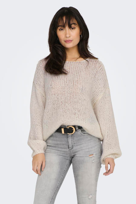 Pull marron avec col rond ONLY, avec une coupe décontractée et porté avec des jeans gris et une ceinture noire.