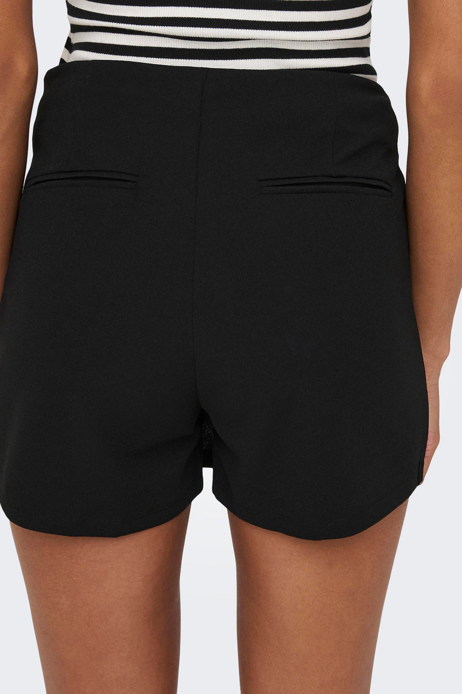 Zwarte skort van JDY, met riemlussen en zichtbare achterzakken.