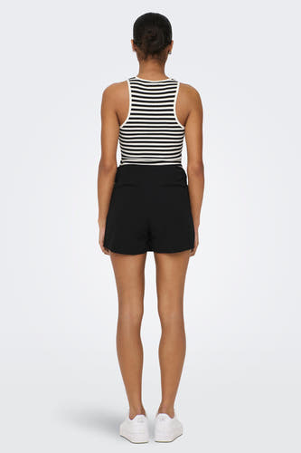 Zwarte skort van JDY, met een gestreept hemd en witte sneakers op een witte achtergrond.
