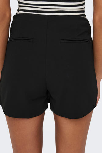 Zwarte skort van JDY, met zakken aan de achterkant en een gestreepte top.

