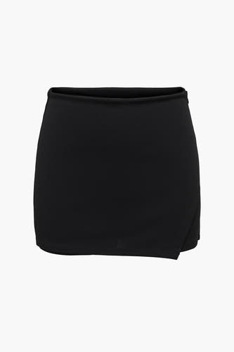 Zwarte skort van JDY, met een asymmetrische overslag voor, op een witte achtergrond.
