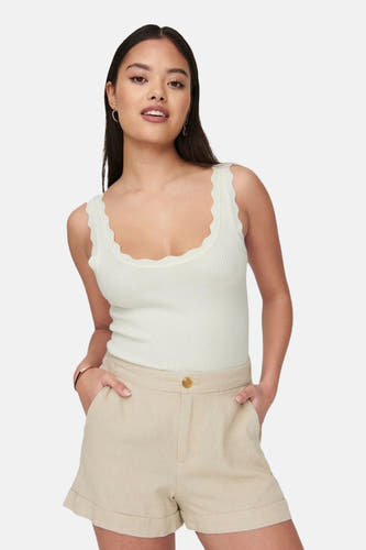 Witte geribbelde mouwloze top van JDY met geschulpte halslijn en armsgaten, gecombineerd met beige shorts.