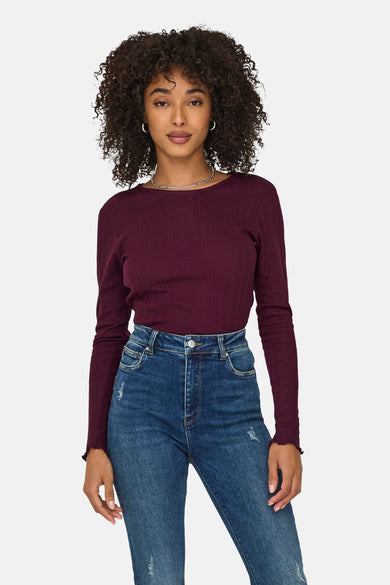 Paarse T-shirt met lange mouwen van ONLY, met ribtextuur, gecombineerd met een donkere jeans.