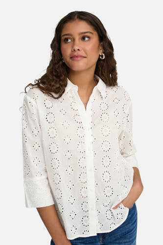Wit hemd met lange mouwen van JDY, met broderie details en gedragen met jeans.
