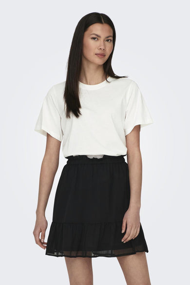 Wit T-shirt met korte mouwen van JDY, gecombineerd met een zwarte rok met ruches.