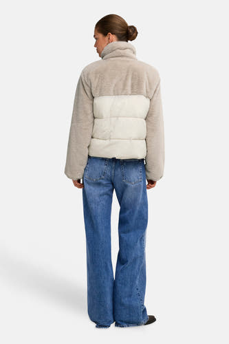 Lichtgrijze bontlook pufferjas met crèmekleurig gestoffeerd middenpaneel van ONLY®, achterzijde, model draagt blauwe wijde jeans