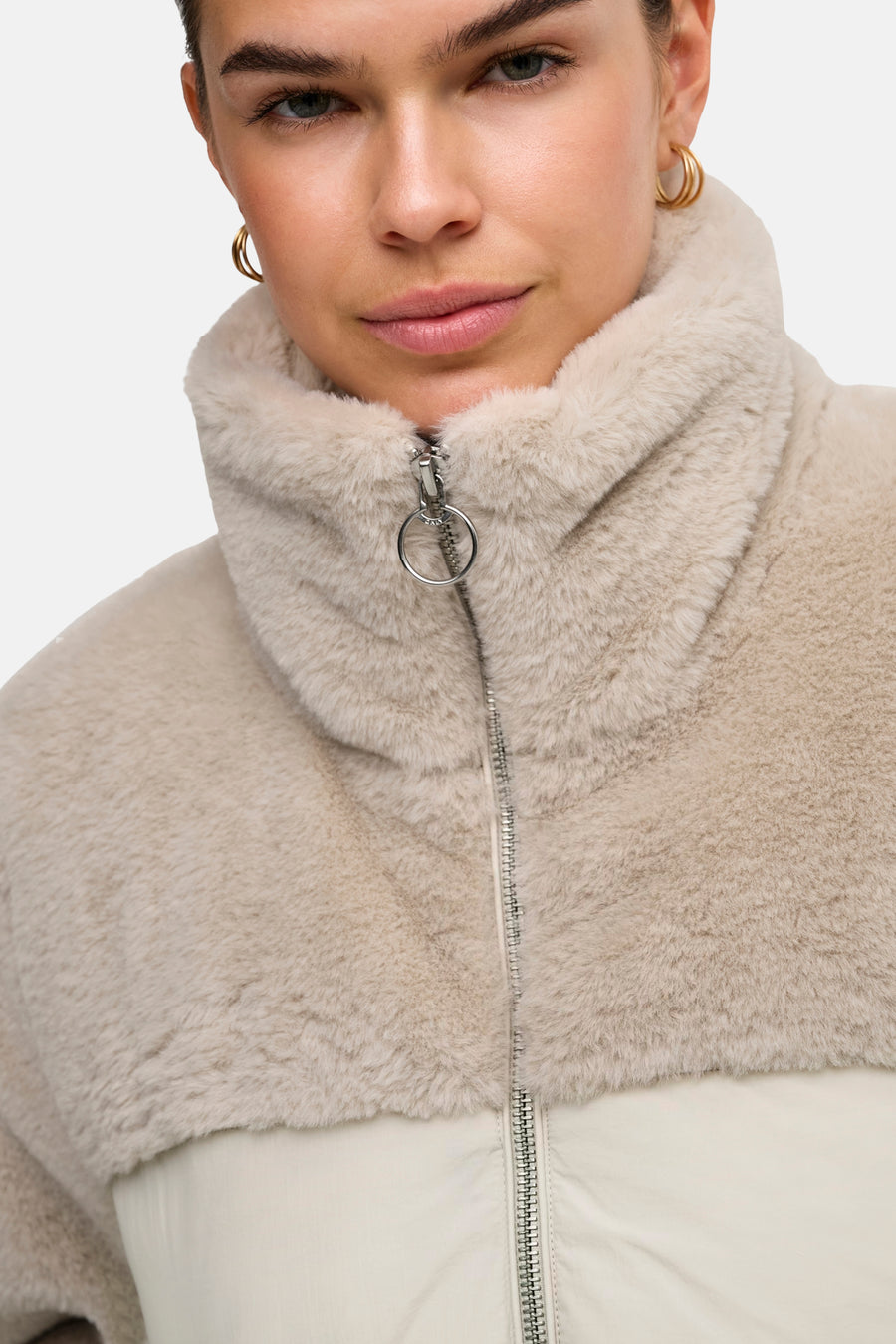 Crèmekleurige pufferjas met bontlook kraag van ONLY®, zilveren rits met ring, close-up voorzijde