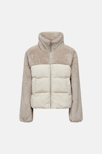 Crèmekleurige pufferjas met beige bontlook bovenkant en hoge kraag van ONLY®, voorzien van rits en zakken, front view