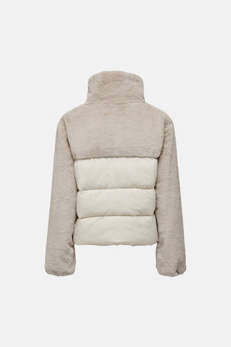 Lichtgrijze bontlook pufferjas met crèmekleurige gestoffeerde rug, van ONLY®, achterzijde weergegeven