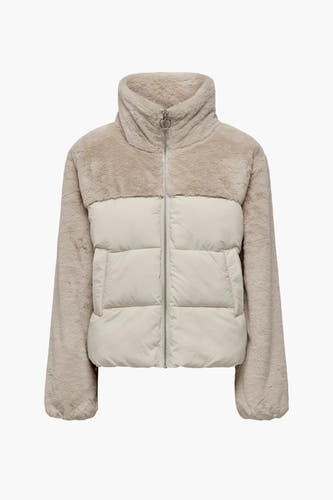 Ecru korte jas van ONLY®, met teddy details bovenaan en een gewatteerd ontwerp aan de onderkant.
