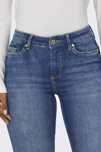 Jean skinny bleu d'ONLY, avec des surpiqures jaunes et une fermeture à glissière visible.