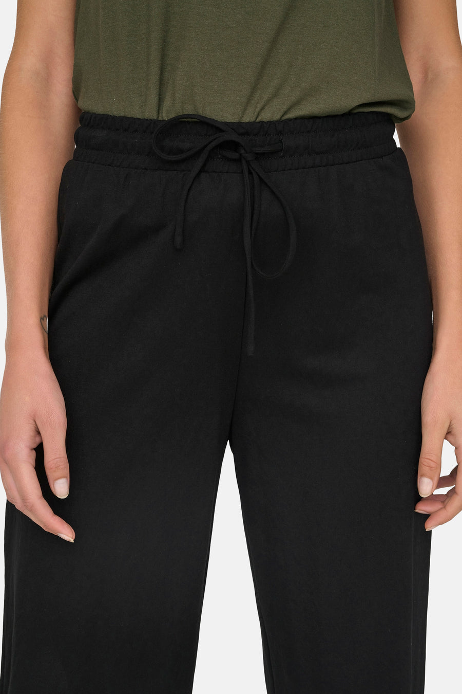 Zwarte broek van ONLY, met trekkoord in de taille en een effen kleur.
