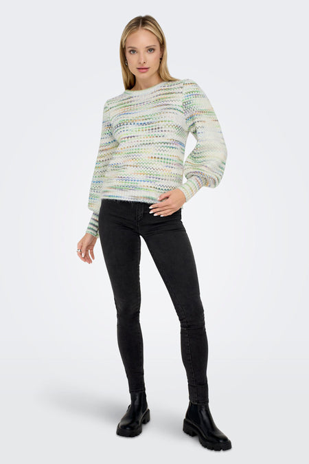 Beige trui van ONLY met een meerkleurig gestreept patroon, gecombineerd met zwarte skinny jeans en laarzen.
