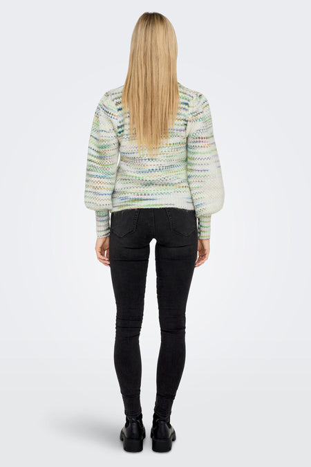 Beige trui van ONLY, met lange mouwen en een kleurrijk gemêleerd patroon op een witte achtergrond.