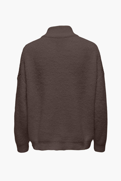 Gilet brun de ONLY, avec un col haut et une texture tricotée.