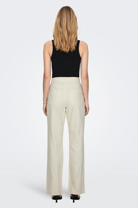Ecru colorbroek van ONLY, met rechte pijpen en achterzakken, gedragen met een zwarte top en hakken.
