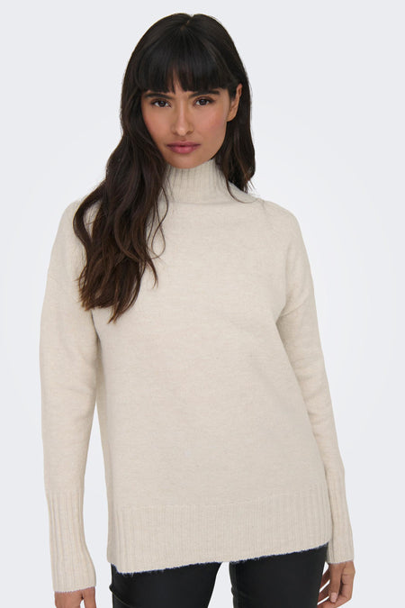 T-shirt écru avec col montant de ONLY, modèle décontracté avec longues manches.