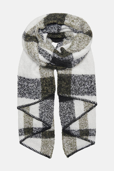 Zwarte geblokte wintersjaal van ONLY, met een grove textuur en decoratieve zigzagnaad aan de uiteinden.