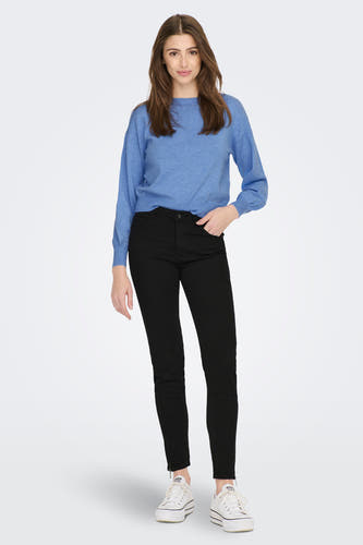 Blauwe trui met ronde hals van ONLY, gedragen met zwarte jeans en witte sneakers.
