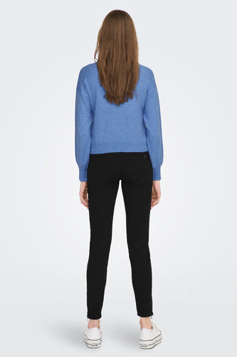 Blauwe trui van ONLY, met lange mouwen, gecombineerd met een zwarte broek en witte sneakers, achteraanzicht.