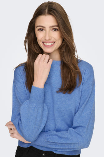 Blauwe trui met ronde hals van ONLY, met lange mouwen en zwarte broek.