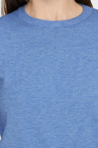Blauwe trui met ronde hals van ONLY, met een fijne ribgebreide textuur.
