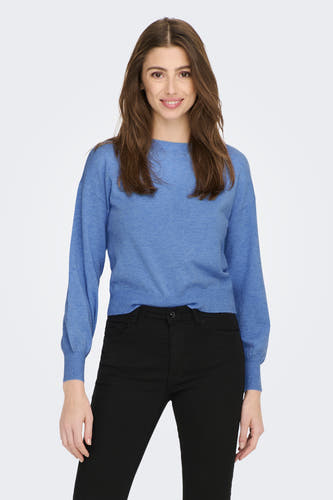 Blauwe trui met ronde hals van ONLY, gedragen met een zwarte broek.