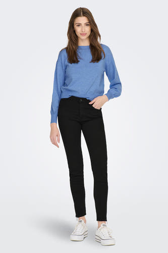 Blauwe trui met ronde hals van ONLY, gecombineerd met zwarte broek en witte sneakers.