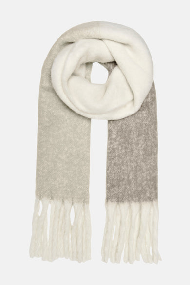 Beige wintersjaal van ONLY, met een zachte textuur en witte franjes aan de uiteinden.