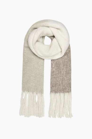 Écharpe d'hiver beige ONLY, avec une douce texture et des franges blanches aux extrémités.