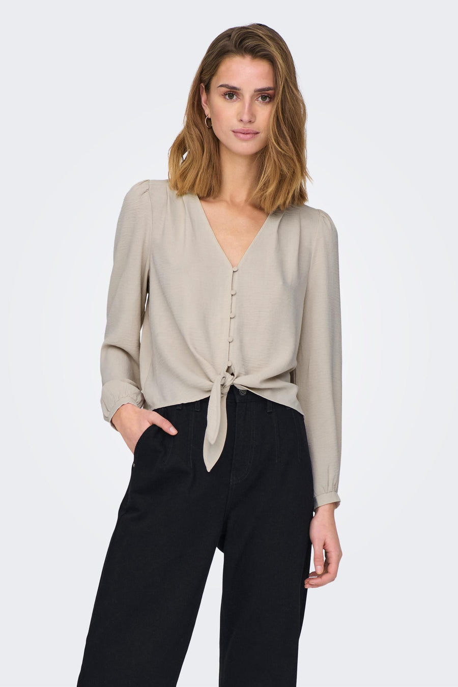Blouse grise d'ONLY, avec manches longues et une texture subtile.