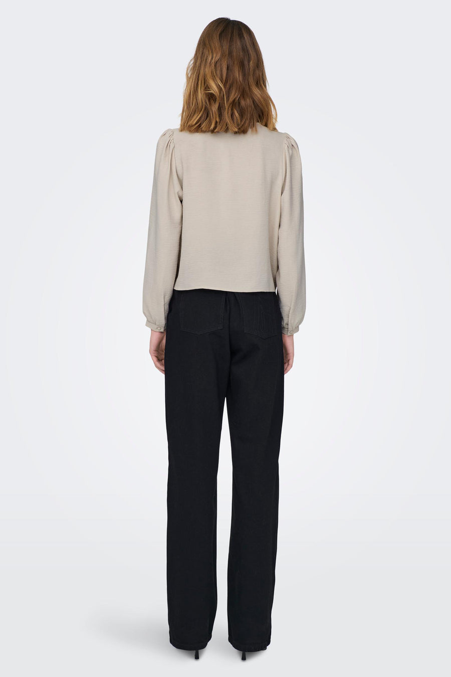 Grijze blouse van ONLY, met lange mouwen en een subtiele textuur.
