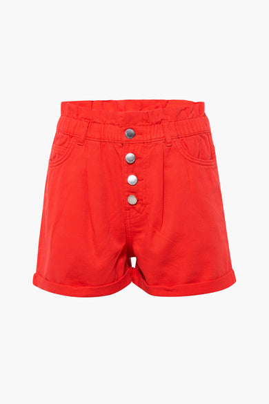 Rode short van ONLY met knoopsluiting en omgeslagen broekspijpen.