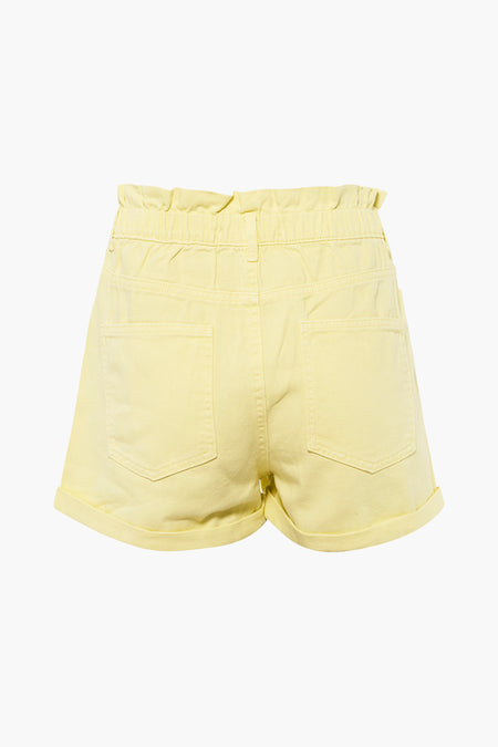 Gele short van ONLY, met elastische tailleband en opgerolde pijpen, gezien van achteren.