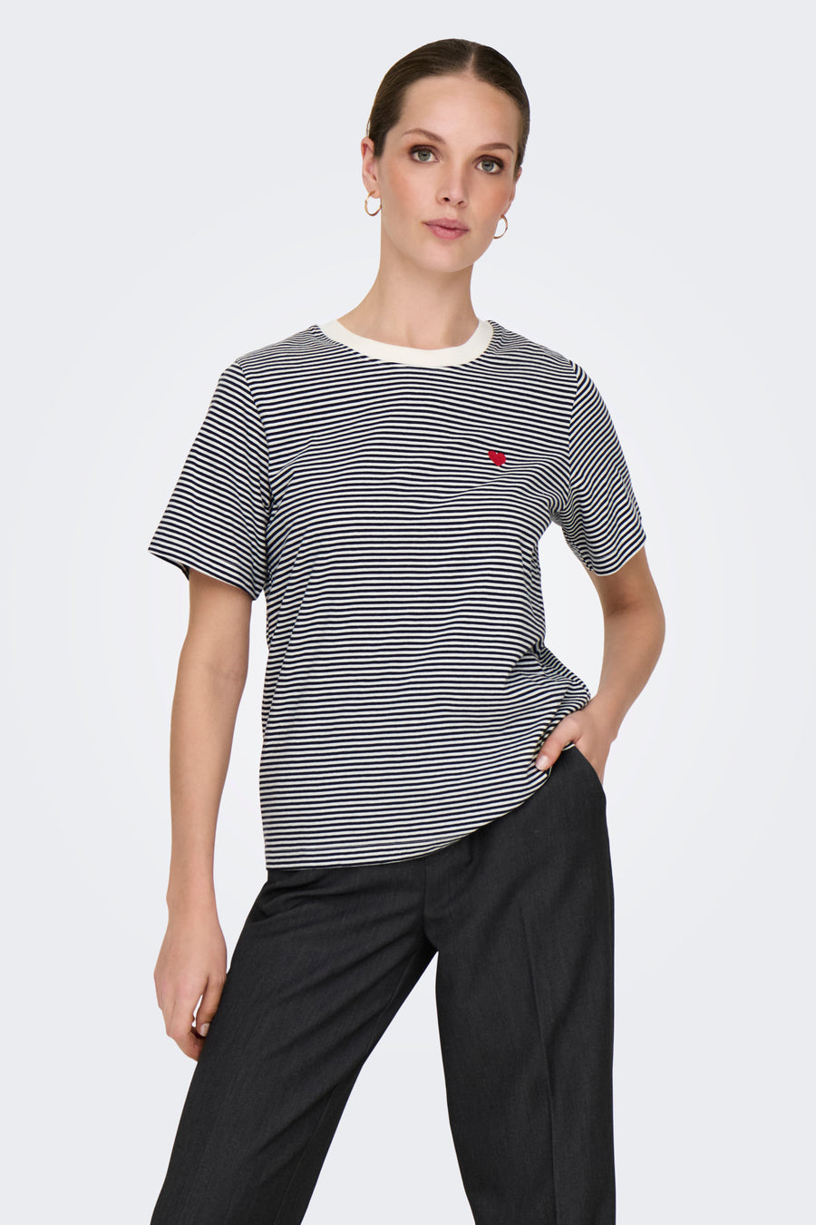 Multikleurig T-shirt met korte mouwen van JDY, met een gestreept patroon en een rode hartdetail.