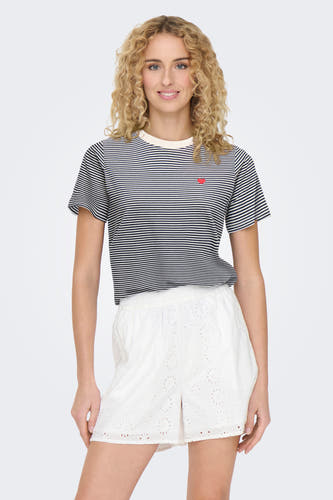 T-shirt multicolore à manches courtes de JDY, avec un motif rayé et un petit cœur rouge.
