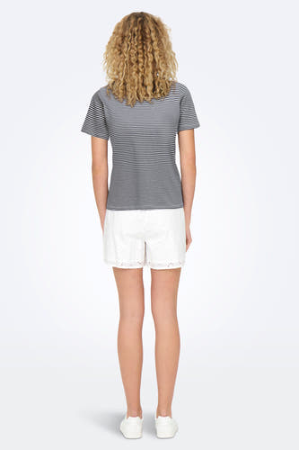 T-shirt multicolore à manches courtes de JDY, à rayures, vu de l'arrière, associé à un short blanc.